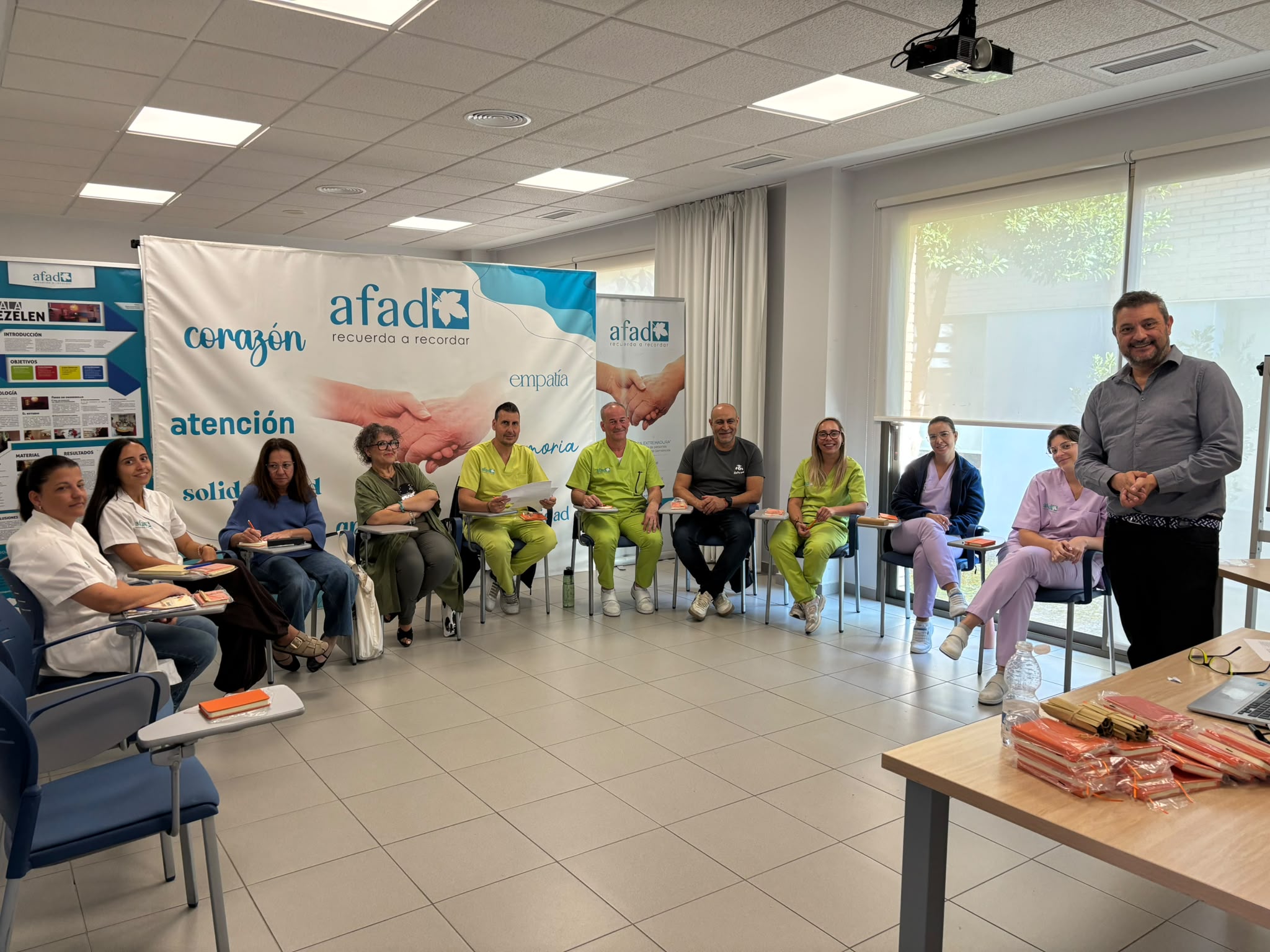 Personas usuarias y profesionales del Centro Terapéutico ‘Adolfo Suárez’ celebrando su 11º aniversario en Quintana de la Serena